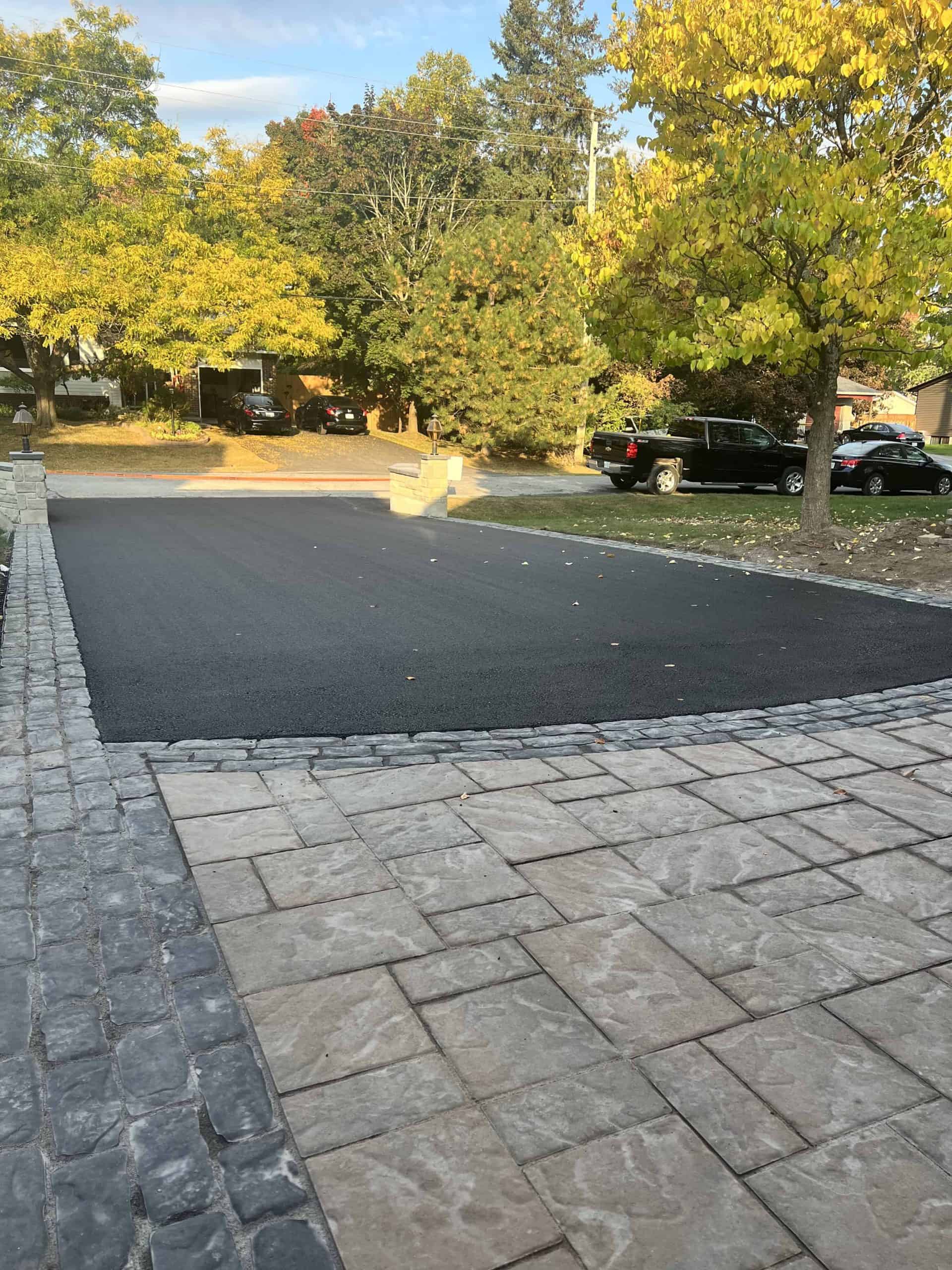 Asphalt driveway with interlock features in Ottawa